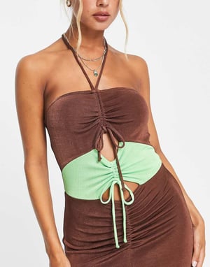 Topshop – Chokladfärgad, åtsittande maxiklänning med utskurna detaljer och halterneck