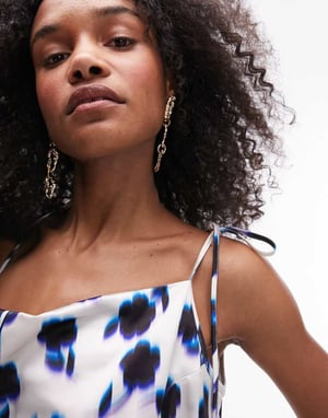 Topshop – Blå blommig midiklänning med fyrkantig halsringning och omlottknytning