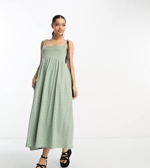 ASOS DESIGN Petite – Khakifärgad midiklänning med broderi och stickning