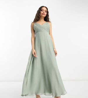 ASOS DESIGN – Olivgrön maxiklänning med brudtärnemönster, volang och knytband i midjan, petite