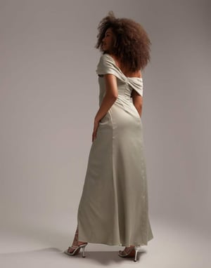 ASOS DESIGN – Salviagrön maxiklänning i satin med bardotmönster och drapering