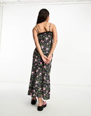 Miss Selfridge – Blommig midiklänning med spetskant
