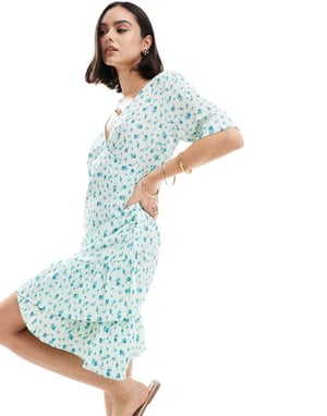 Vero Moda – Ljusblå blommig miniklänning med omlott framtill