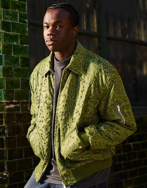 ASOS DESIGN – Khakifärgad bomberjacka med överdimensionerad broderi