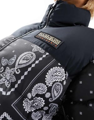 Napapijri pufferjacka i svart paisleymönster med bandanamönster