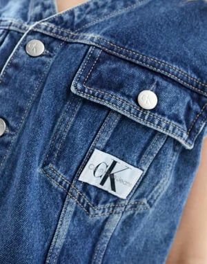 Calvin Klein Jeans – Mellantvättad denimlinne med märkeslogga