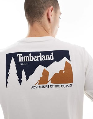 Timberland – Vit t-shirt med bergsmönster på ryggen