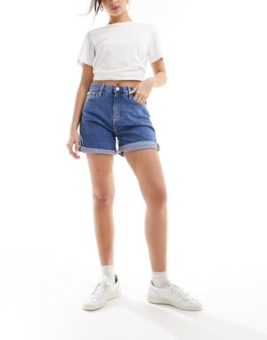 Calvin Klein Jeans – Mellantvättade mom-jeanshorts