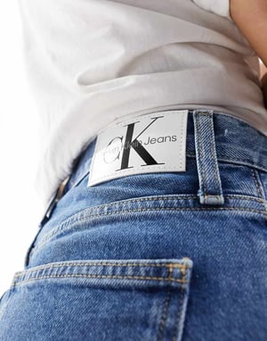 Calvin Klein Jeans – Mellantvättade mom-jeanshorts