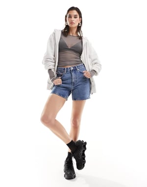 Weekday Eya jeansshorts med hög midja i 90-talsblått