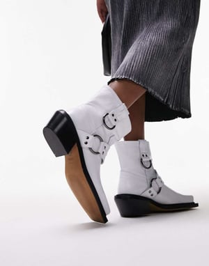 Topshop – Roxy – Vita bikerboots i premiumläder med westernmönster