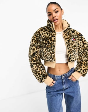 Tommy Jeans – Ultrakort jacka i fuskpäls med leopardmönster
