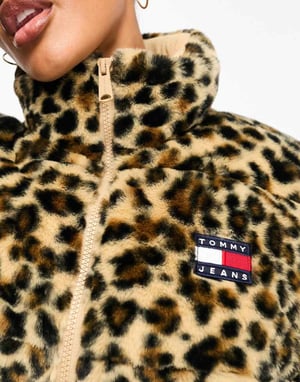 Tommy Jeans – Ultrakort jacka i fuskpäls med leopardmönster