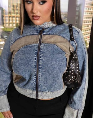 Labelrail x Holly Marston – Blå jeansjacka med PU-paneler