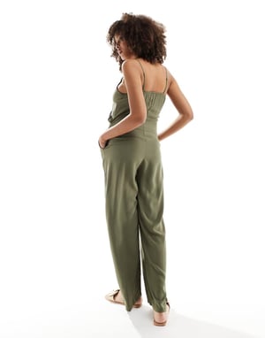 ONLY – Khakifärgad jumpsuit med vida ben och volanger