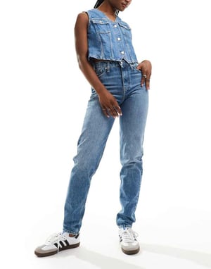 Calvin Klein Jeans mom jeans i mellantvätt