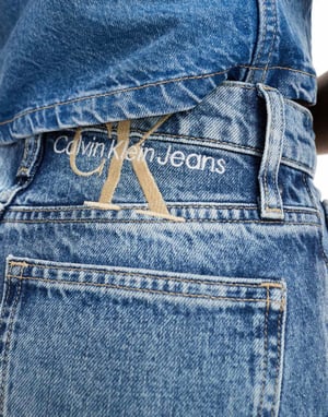 Calvin Klein Jeans mom jeans i mellantvätt
