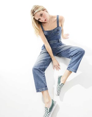 Tommy Jeans – Mellantvättad jeansjumpsuit med bustiermönster