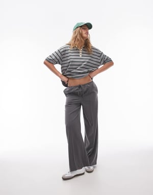 Topshop – Mörkgrönt, figursydda joggingbyxor med dragsko och vida ben