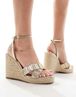 ASOS DESIGN – Tiptoe – Guldfärgade espadriller med kilklack och korsade remmar