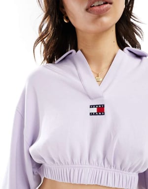 Tommy Jeans – Lila, kort draperad pikétröja med märke