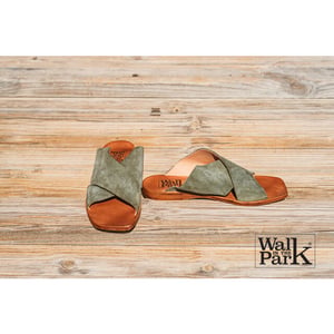 Walk in the Park D091 suède slipper van leer