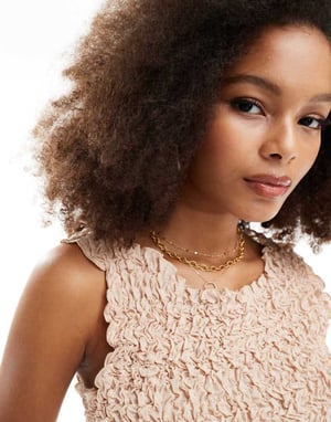 Vero Moda – Texturerad, krinklad ärmlös crop top i neutralt material