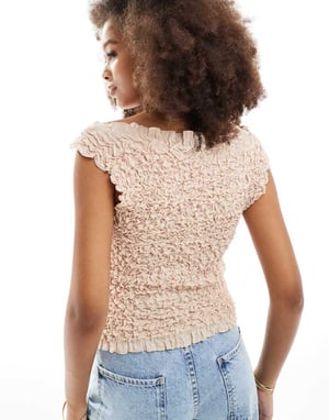 Vero Moda – Texturerad, krinklad ärmlös crop top i neutralt material