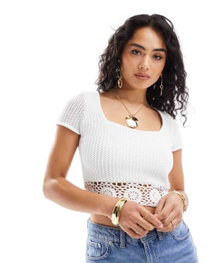 Hollister – Vit virkad topp med kort ärm