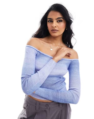 Blå ombrefärgad, ribbad bomullstopp med off shoulder-motiv