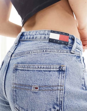 Tommy Jeans Sophie – Ljustvättade jeans med låg midja