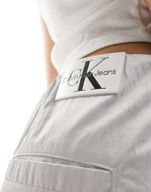 Calvin Klein Jeans – Vita mjuka skrynkliga fallskärmsbyxor