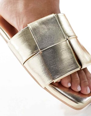 Glamorösa guldfärgade sandaler med bred passform och vävda detaljer
