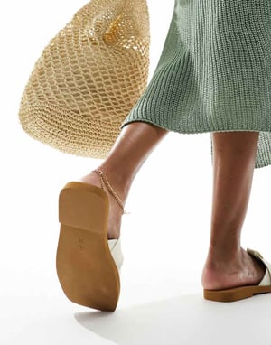 Public Desire – Lyra – Krämfärgade, platta sandaler i linne med slip-on-mönster