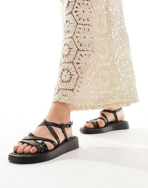 Schuh – Tristan – Svarta sandaler med bred passform och remmar