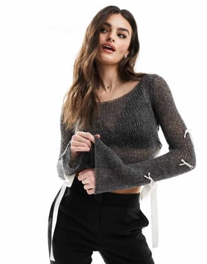 Miss Selfridge – Antracitgrå, skir stickad tröja med kontrasterande rosettdetalj