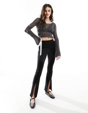 Miss Selfridge – Antracitgrå, skir stickad tröja med kontrasterande rosettdetalj