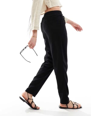 Vero Moda – Tall – Svarta, avsmalnande byxor i linneblandning