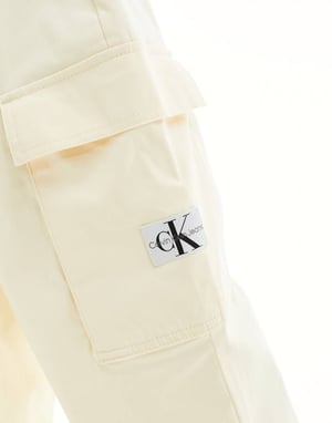 Calvin Klein Jeans – Krämfärgade cargobyxor