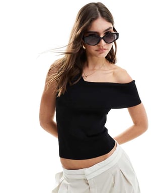 & Other Stories – Svart stickad topp med asymmetrisk off-shoulder-detalj