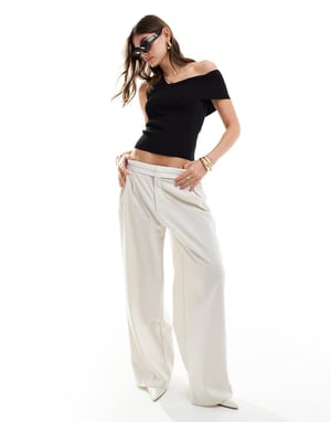 & Other Stories – Svart stickad topp med asymmetrisk off-shoulder-detalj