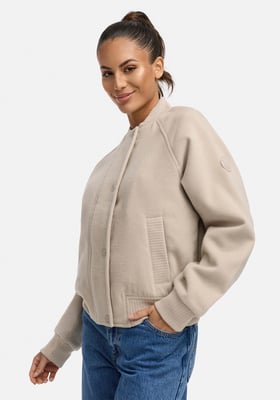 Marikoo dam mellanjacka Zunaa i bomber-/college-stil