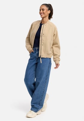 Marikoo dam mellanjacka Zunaa i bomber-/college-stil