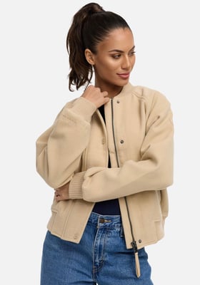 Marikoo dam mellanjacka Zunaa i bomber-/college-stil