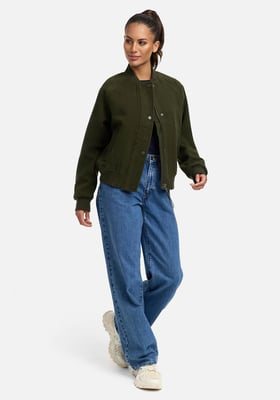 Marikoo dam mellanjacka Zunaa i bomber-/college-stil