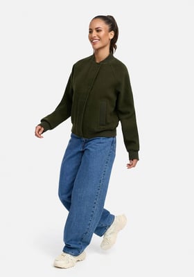 Marikoo dam mellanjacka Zunaa i bomber-/college-stil