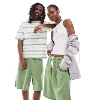 Weekday Unisex Patrik linneshorts i grönt, exklusivt hos ASOS
