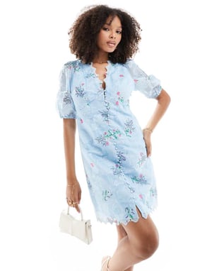 YAS – Blå miniklänning med broderad organza och knappar