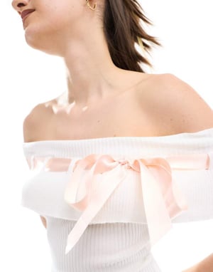 Miss Selfridge – Krämfärgad miniklänning i satin med rosett och vikbar bardot