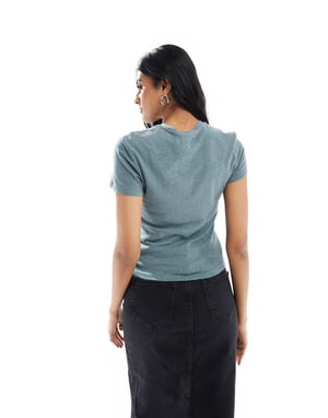 Weekday – T-shirt i linneblandning med åtsittande passform – dammigt grågrönt